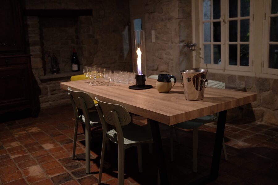 La grande table de La Verrière, prête à accueillir 8 convives