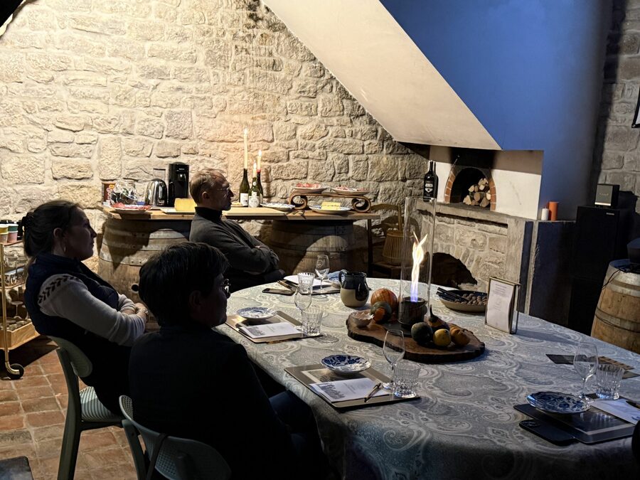 Convives attablés lors d'un Instant à La Verrière